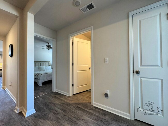 Foto del edificio - 514 Strawberry Fld Wy