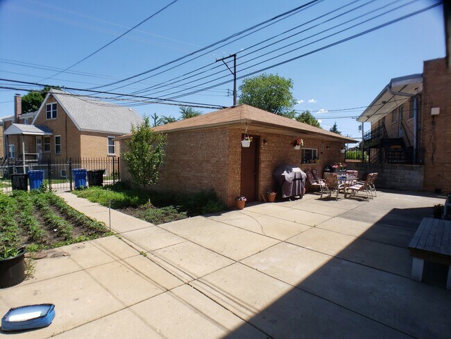 Foto del edificio - 6510 W Higgins Ave