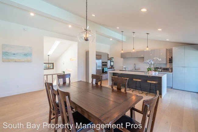 Building Photo - 2805 Palos Verdes Dr W