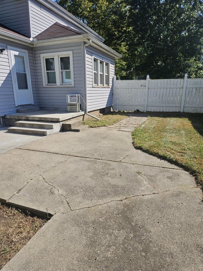 Building Photo - 408 S Huron St