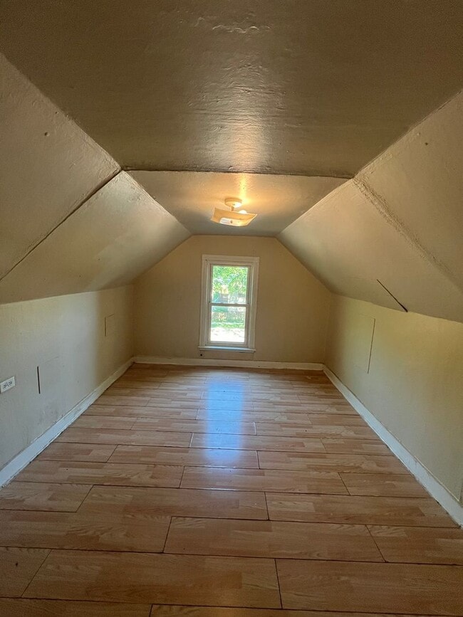Building Photo - 3 BR 1 BA Single-Family Home Monroe MI, Av...