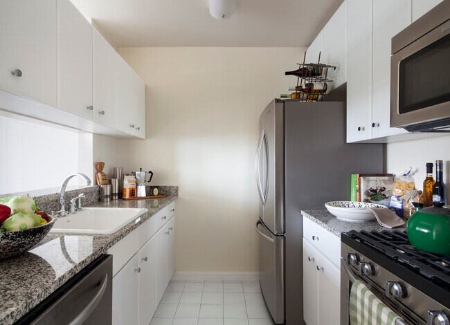 Building Photo - 255 W 94th St