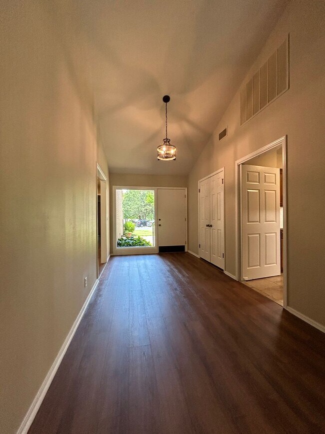 Foto del edificio - Gorgeous home in Point South! Lawn care in...