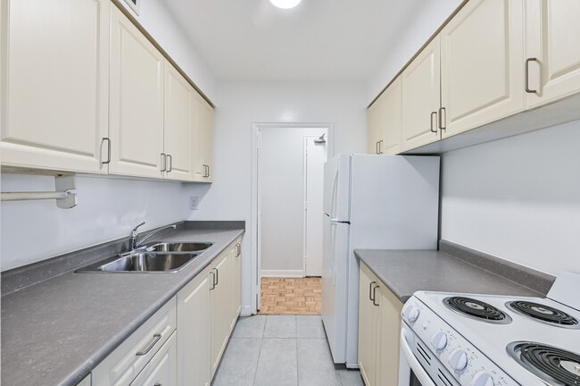 Building Photo - Davisville Tower