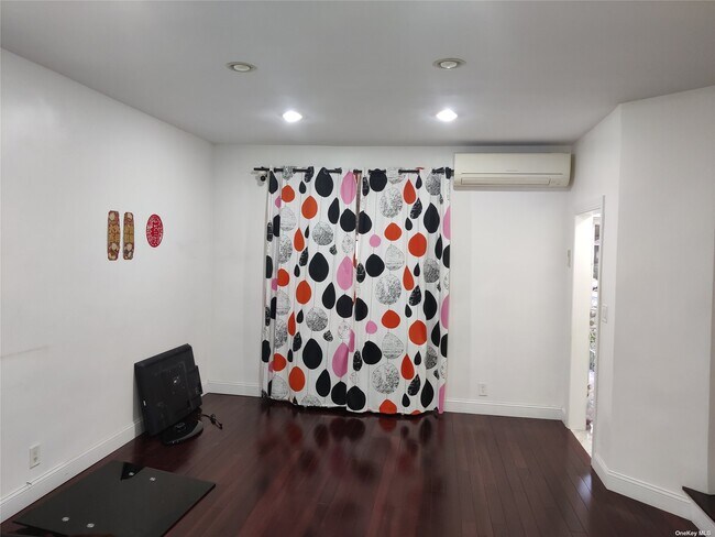 Foto del edificio - 61-31-61-80 80th St