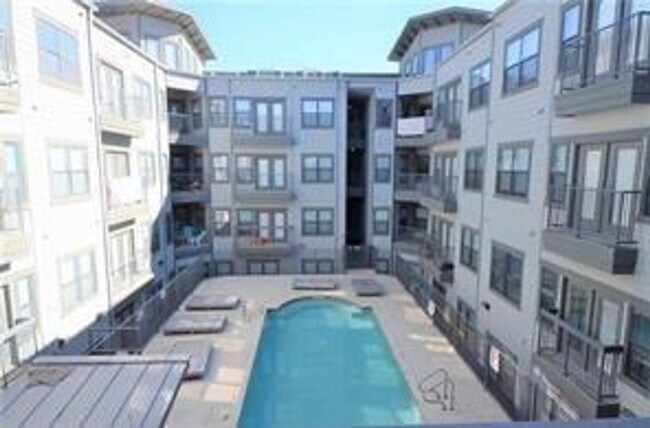 Building Photo - Gorgeous West campus 1-1 on top floor