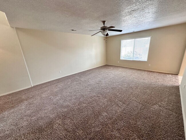 Building Photo - 3 bed 2.5 Bath in Huning Ranch. Move in Sp...