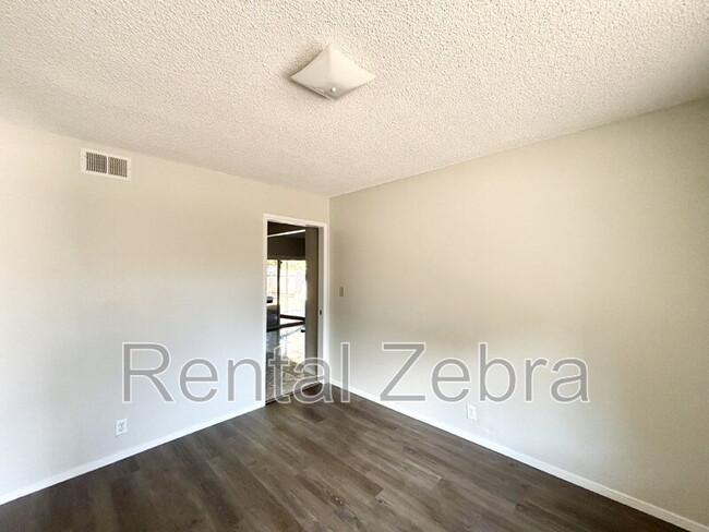 Building Photo - 3047 Bedford Dr