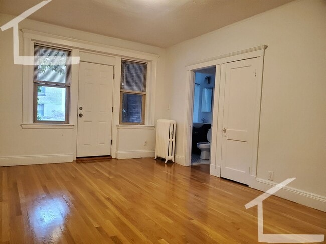 No Brokers Fee, Large Unit in Allston, Balcony, On-Site Maintenance, Laundry, heat, Hot Water Inc... - No Brokers Fee, Large Unit in Allston, Balcony, On-Site Maintenance, Laundry, heat, Hot Water Inc... Apartment