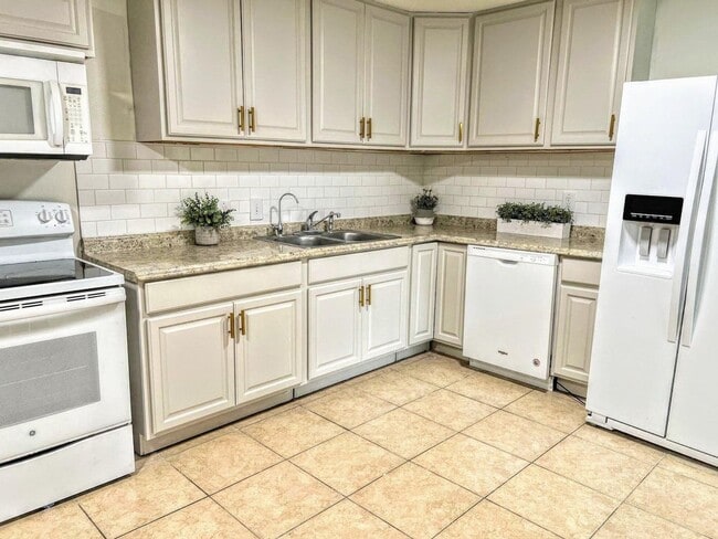 Building Photo - PRE-LEASING FOR FALL: Check out this Renov...