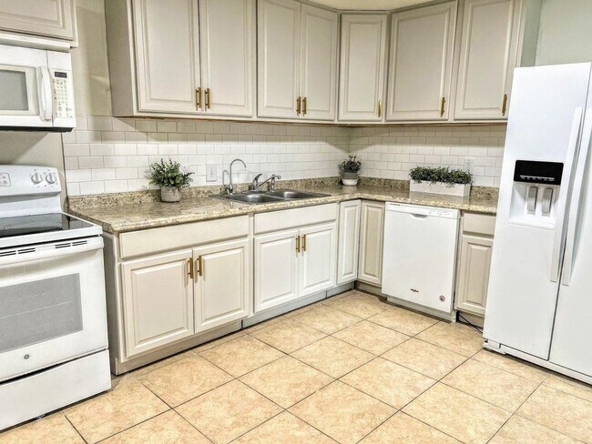 Foto del edificio - PRE-LEASING FOR FALL: Check out this Renov...