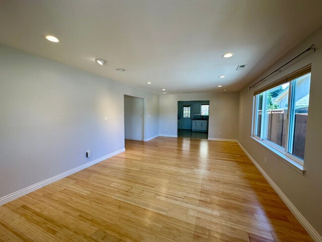 Building Photo - Lovely 3 BEDROOM 2 BATH!!