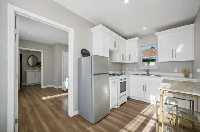 Building Photo - 1006 Center St