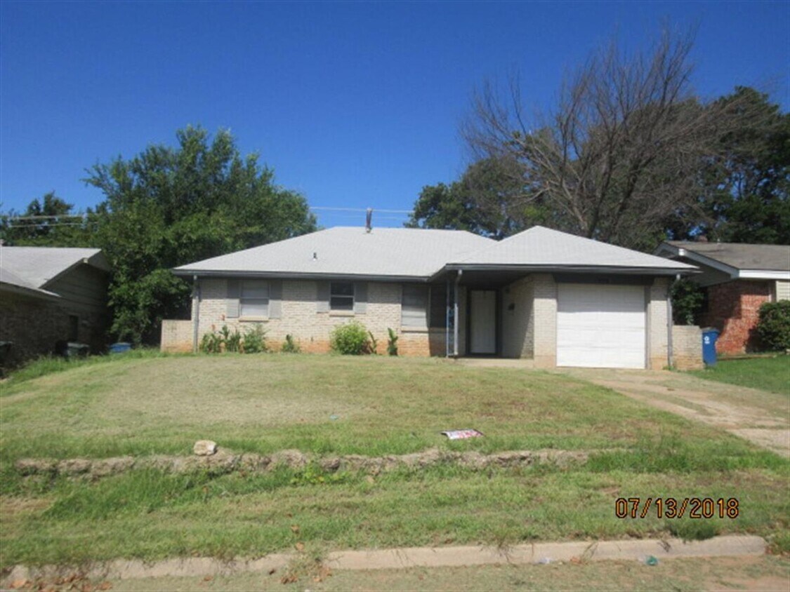 Foto principal - 4 bedroom 1 bathroom home in Midwest City!
