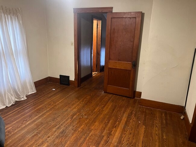 Building Photo - 415 E Frye Ave