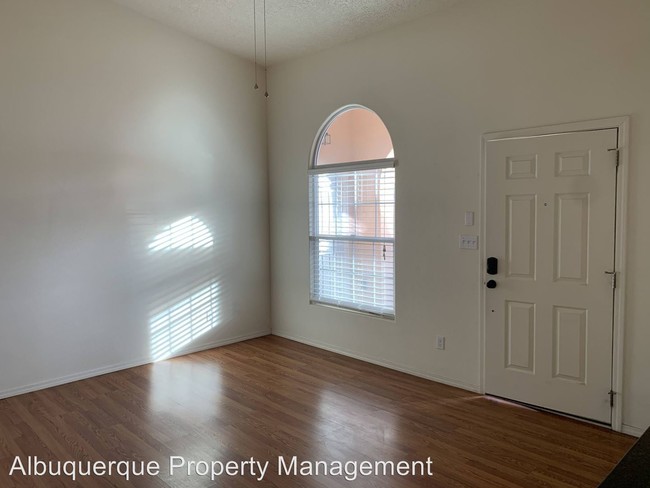 Building Photo - 1 br, 1 bath Apartment - 218 Yale Blvd. SE
