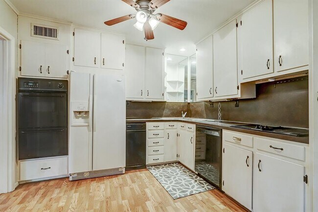 Building Photo - 1034 W 43rd St