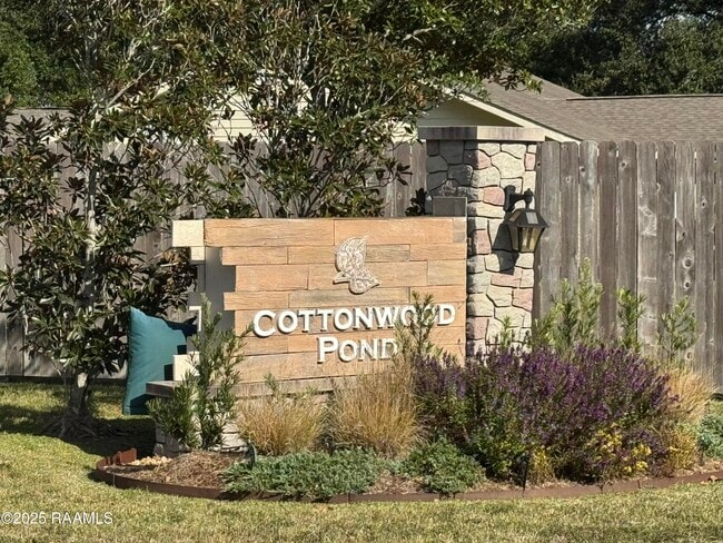 Foto del edificio - 406 Gray Birch Lp