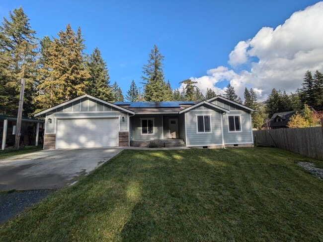Building Photo - Newer Home 3 Bed with Den and Solar Panels...