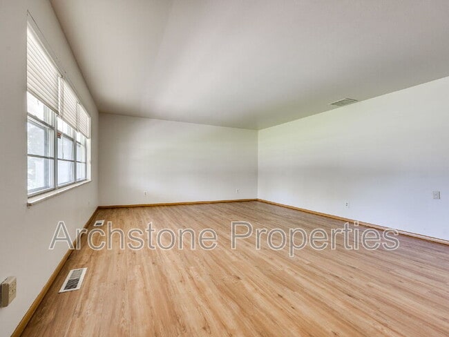 Building Photo - 3121 Lakeside Dr
