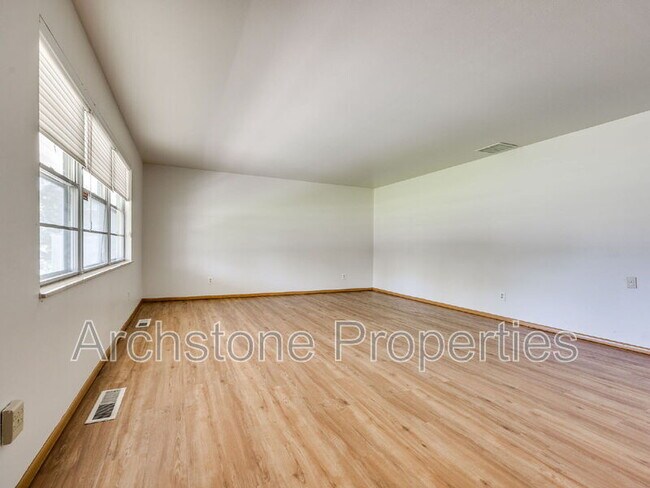 Foto del edificio - 3121 Lakeside Dr