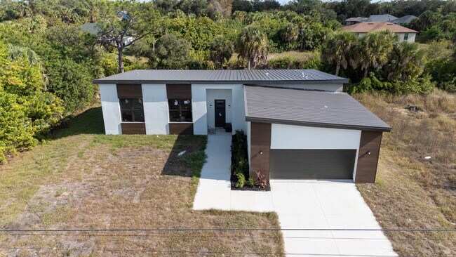 Foto del edificio - Brand New 3 Bedroom Canal Front Home for Rent in North Port