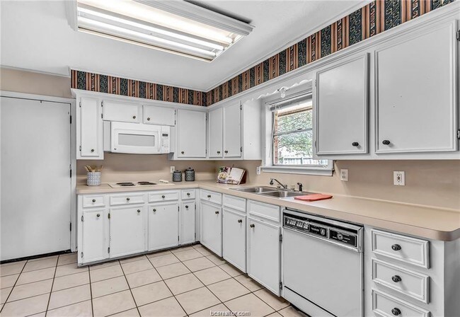 Building Photo - 3701 Oak Ridge Dr
