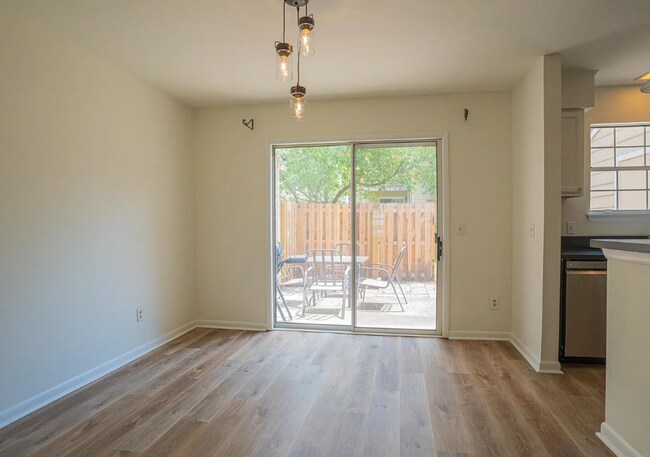 Foto del edificio - Extremely Spacious Townhome by South Park