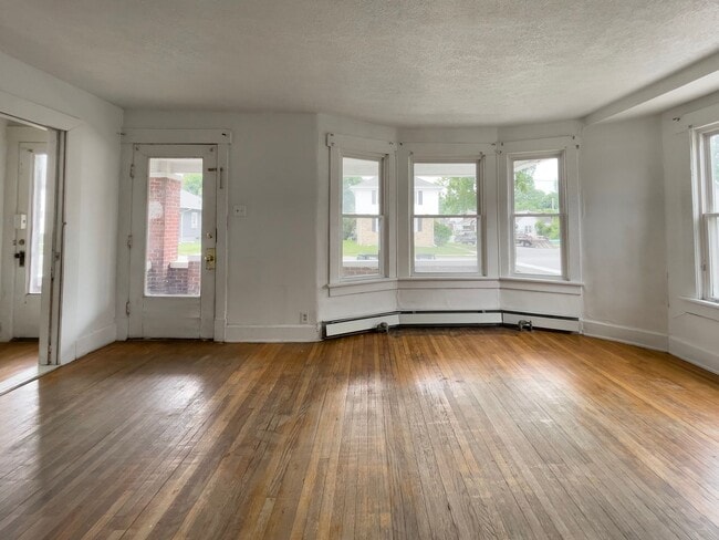 Building Photo - Close to Campus