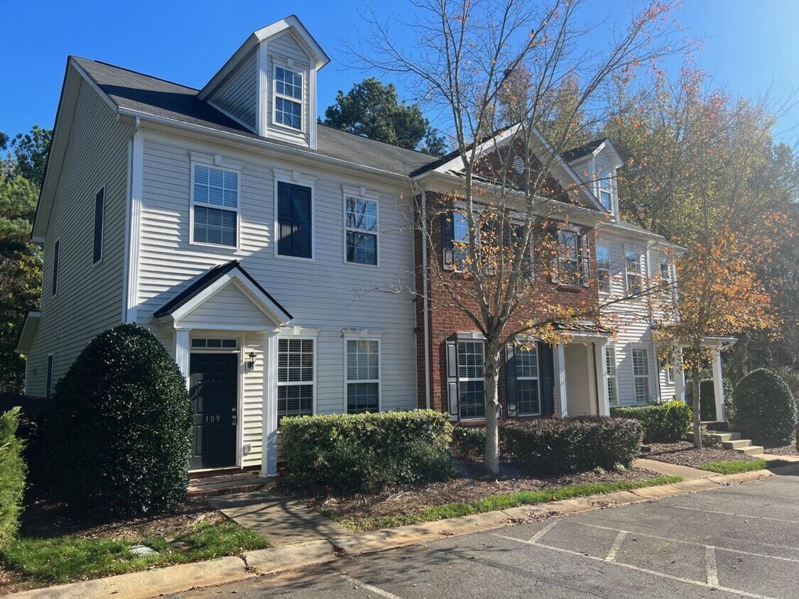 Foto principal - Come take a look at this end unit 3 bedroom, 2.5 bath townhouse located in very desirable FORT MI...