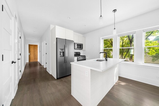 Building Photo - Sunny, Spacious and Beautifully Rehabbed in Avondale with Laundry in-unit