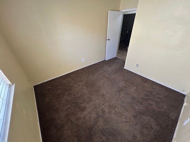 Foto del edificio - BEAUTIFULLY RENOVATED HOME WITH NEW PAINT, CARPET, AND LIGHT FIXTURES