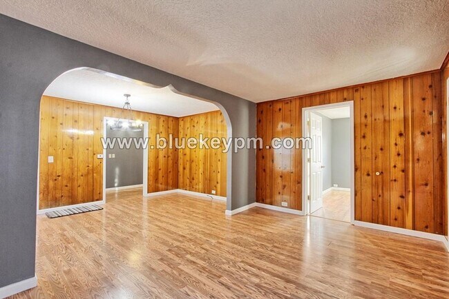 Foto del edificio - 3 Bed, 1.5 Bath Home with Large Yard and Parking Area in SE Portland