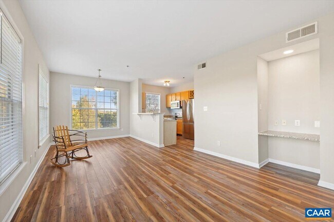 Foto del edificio - 270 Riverbend Dr