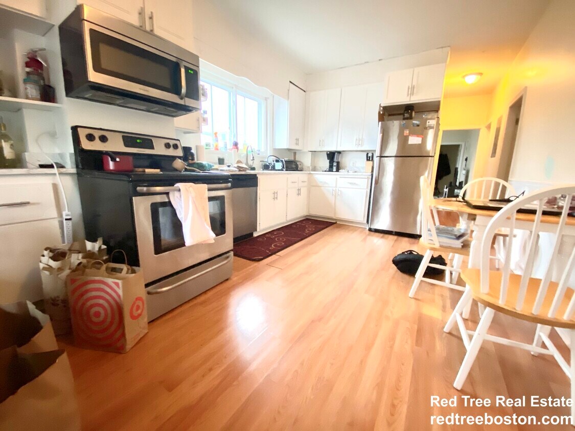 Primary Photo - 744 Bennington St