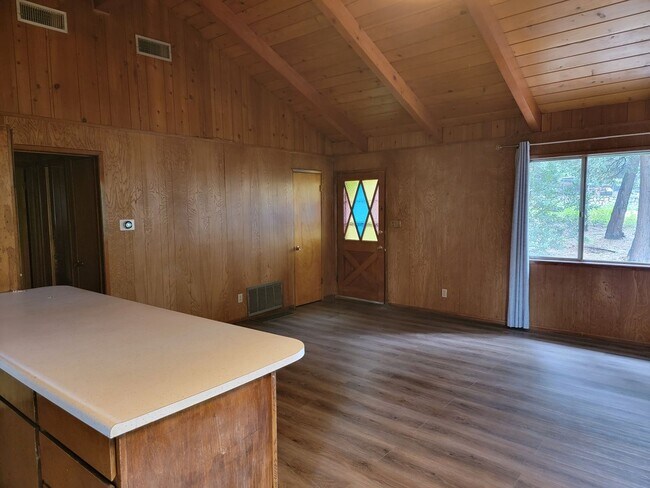 Building Photo - Crestline Home