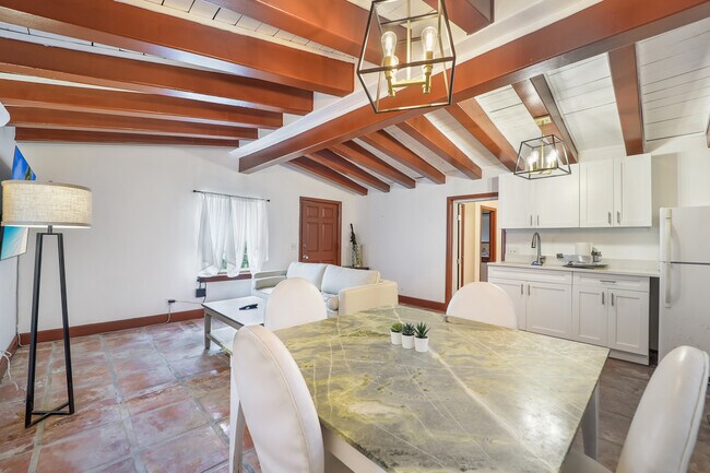 Foto del edificio - 5832 Alton Rd
