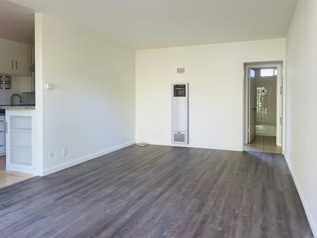 Building Photo - 405 N Marengo Ave