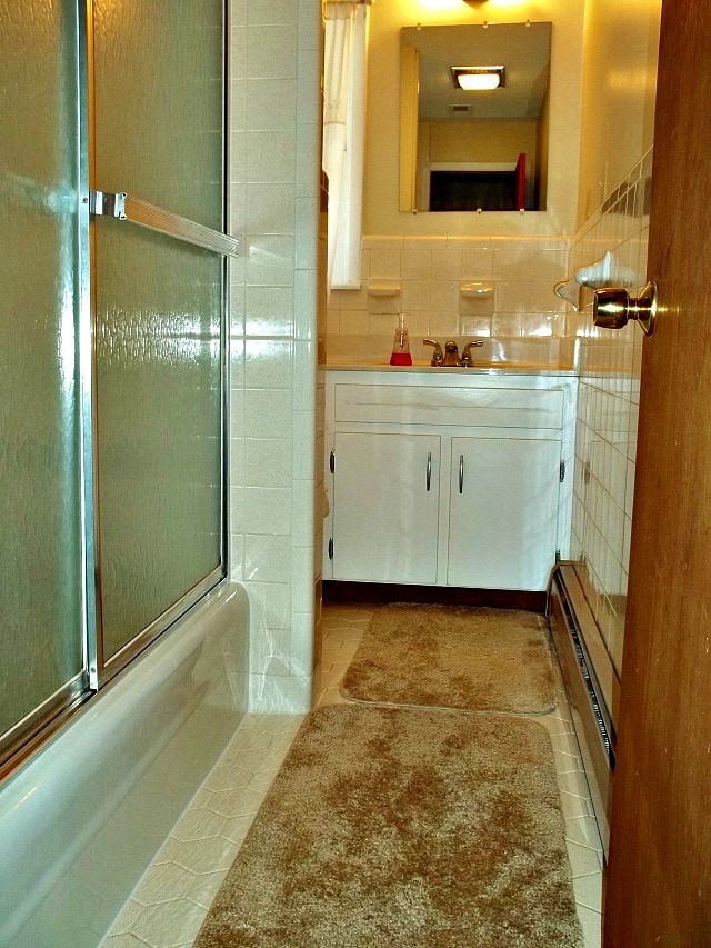 Main level bath - 1225 Becky Mountain Road