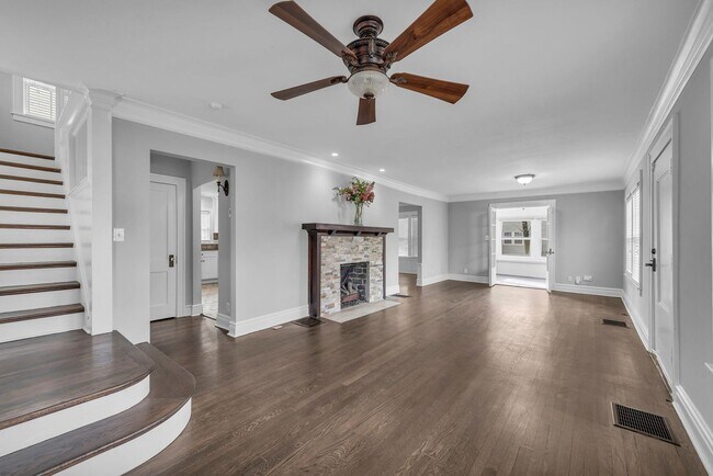 Foto del edificio - Gorgeous East Crestwood Home