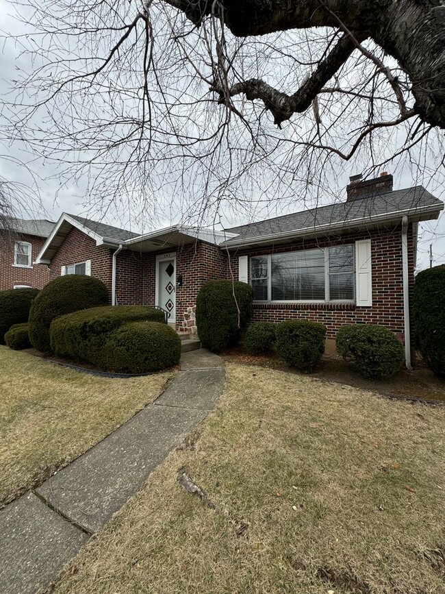 Building Photo - THREE BEDROOM RANCH in Northampton Schools