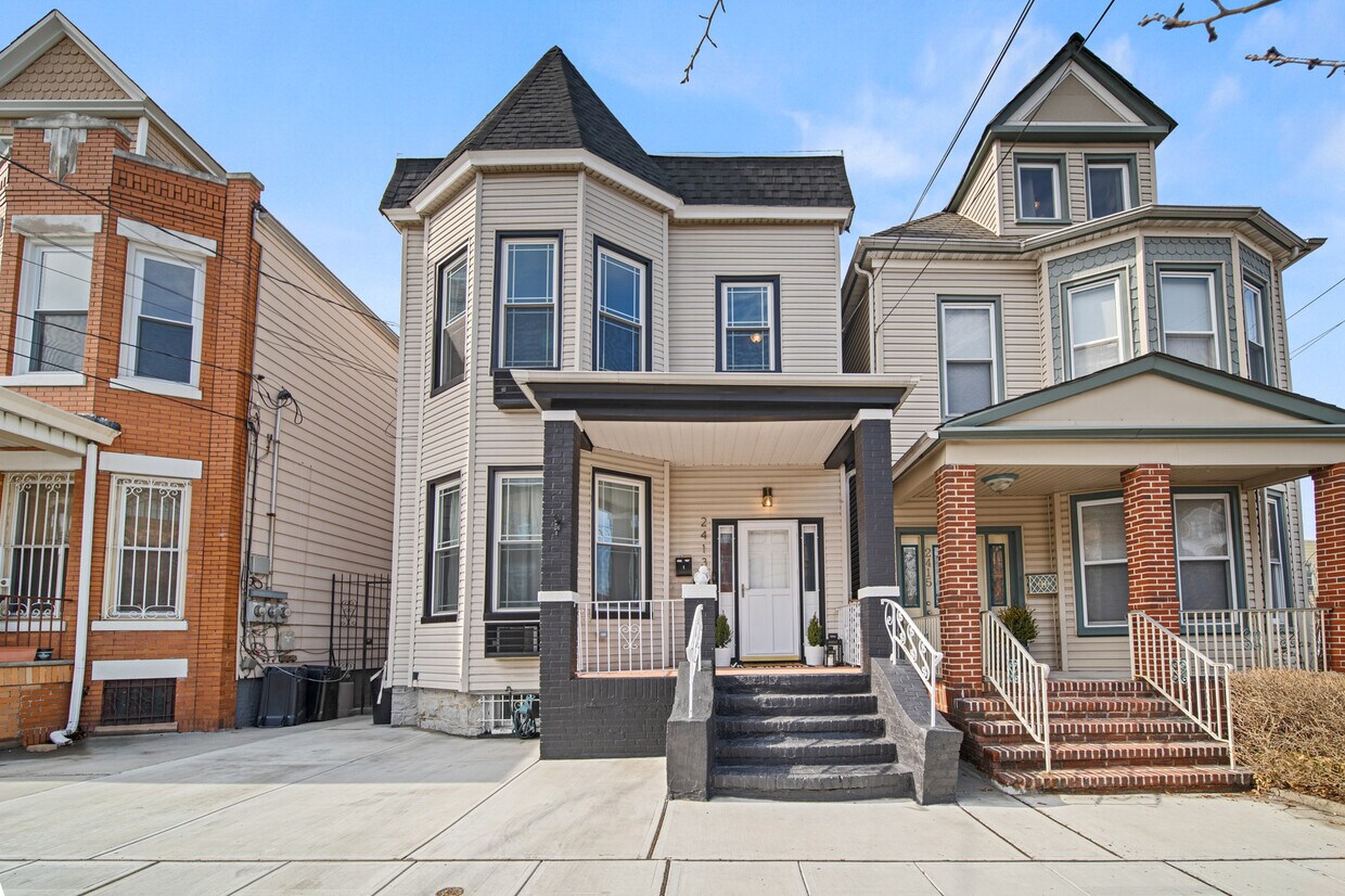 Primary Photo - 2413 Palisade Ave