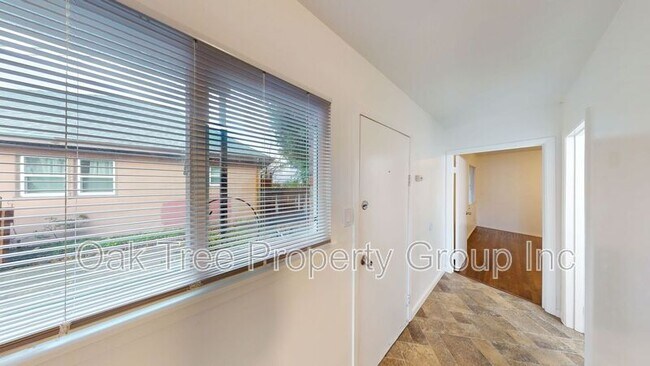 Foto del edificio - 1648 Russell St