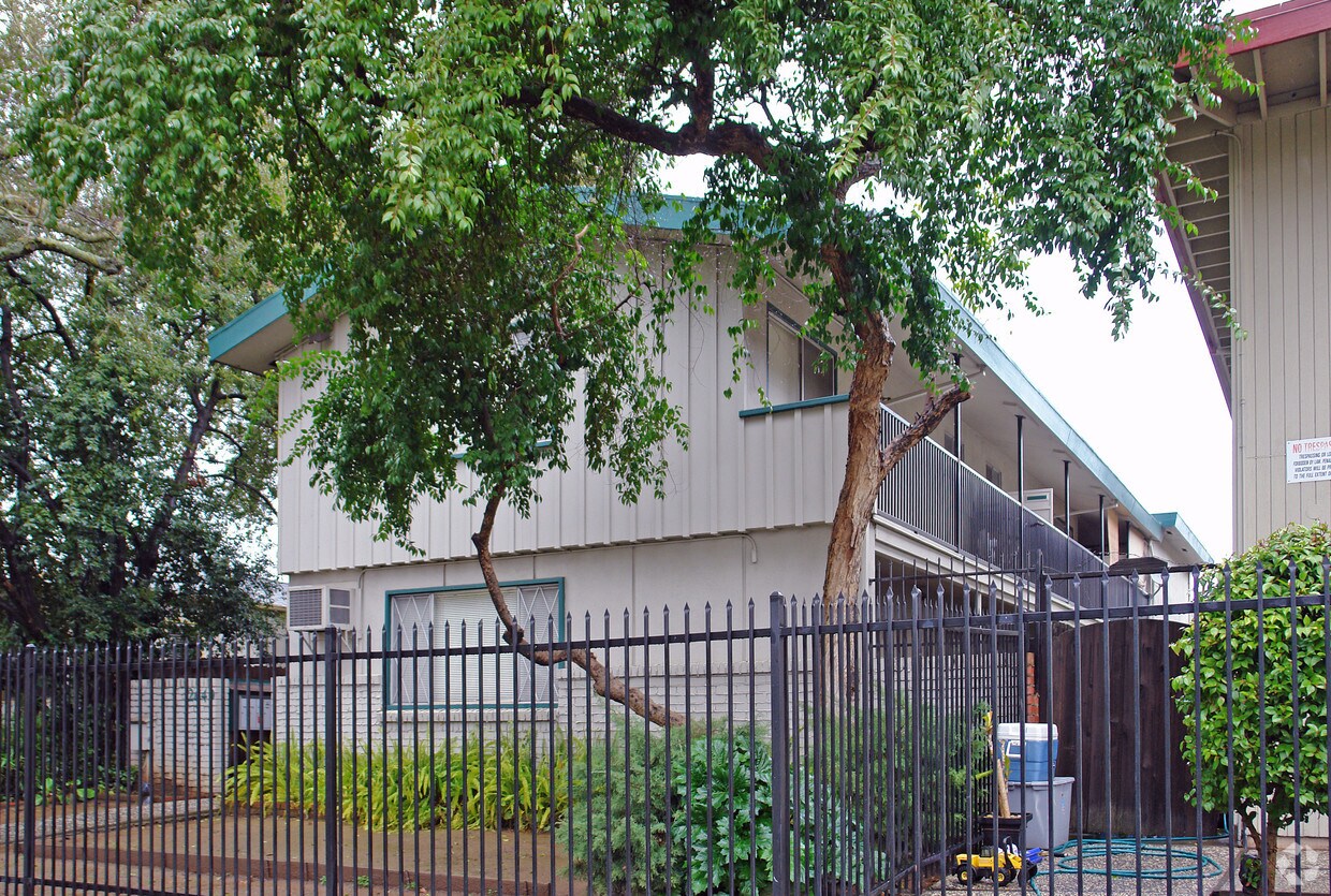 Building Photo - 2649 2nd Ave