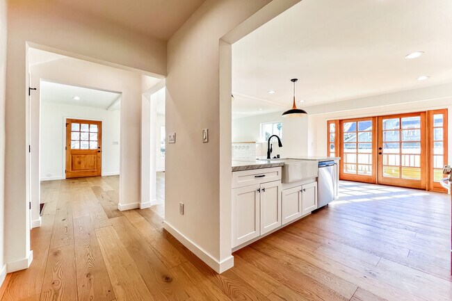 Building Photo - 103 N Kingsley Dr