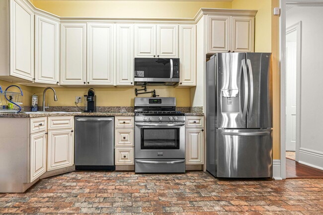 Building Photo - 2324 Ursulines Ave