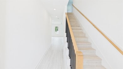 Building Photo - 9609 Valeca Dr