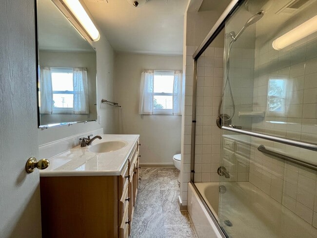 Building Photo - Pet friendly 2 Bedroom, 1 Bathroom with Sp...