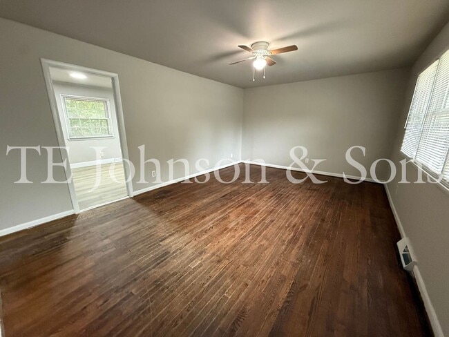 Building Photo - Charming 2 Bedroom Home with Hardwood Floors & Central A/C in Winston-Salem