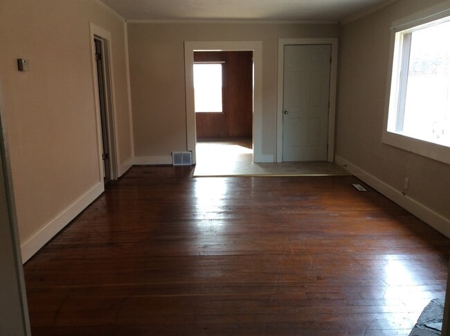 Building Photo - IMM 3 Bedroom 1 Bath home